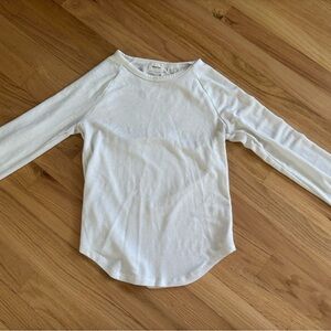 Aritizia’s Wilfred White Long Sleeve Tee